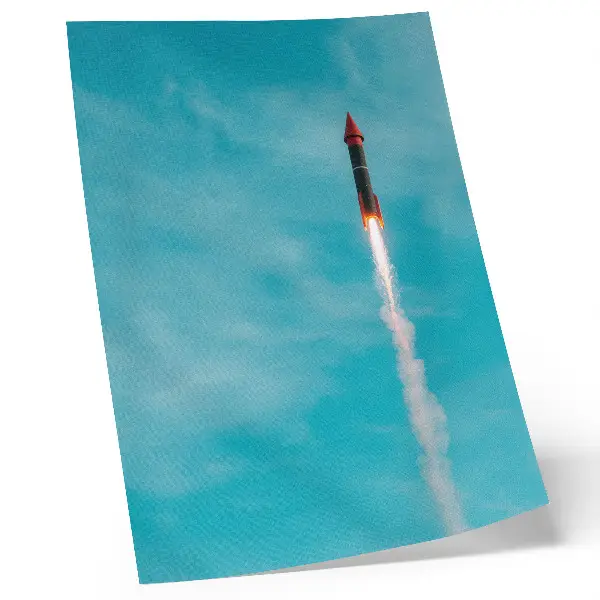 Poster eine in den blauen Himmel aufsteigende Rakete