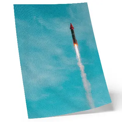 Poster eine in den blauen Himmel aufsteigende Rakete