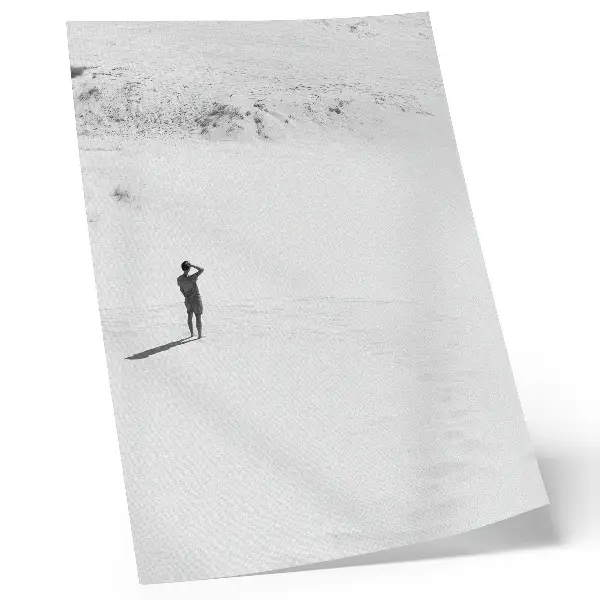 Wandposter mit minimalistischem Motiv zu den Themen Einsamkeit, Raum und Frieden