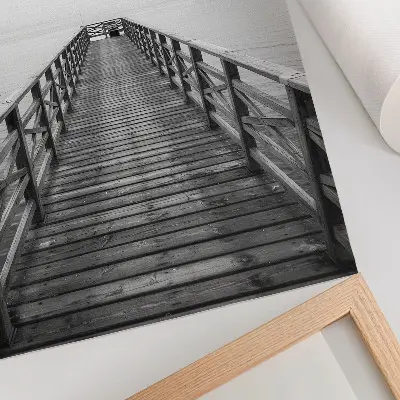 Poster schwarz-weiße Pier mit ruhigem Wasser in minimalistischer Landschaft