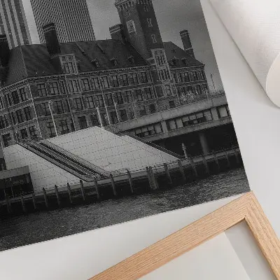 Leinwand-Kunstdruck Hochhäuser und historisches Gebäude mit Farbkontrast