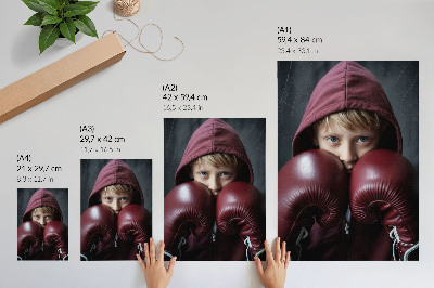 Wandposter Kind in bordeauxrotem Sweatshirt, Boxershorts und Handschuhen, Minimalismus