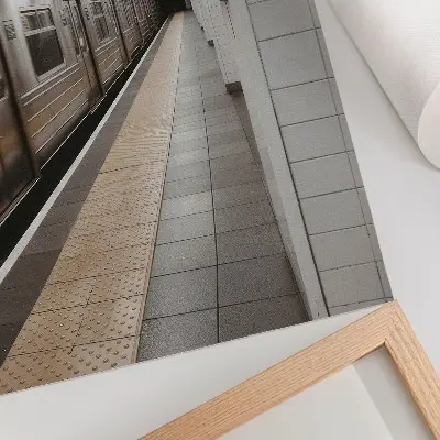 Poster moderner U-Bahnsteig mit dynamischem architektonischem Raum