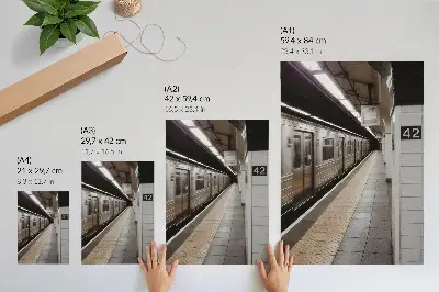 Poster moderner U-Bahnsteig mit dynamischem architektonischem Raum