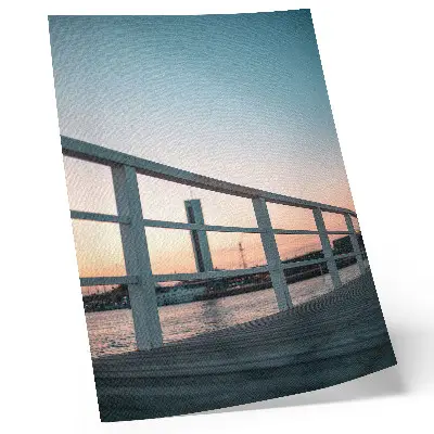 Wandposter Balustrade mit Blick auf Wasser bei Sonnenuntergang in harmonischer Komposition
