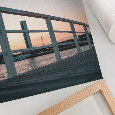 Wandposter Balustrade mit Blick auf Wasser bei Sonnenuntergang in harmonischer Komposition