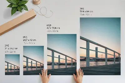 Wandposter Balustrade mit Blick auf Wasser bei Sonnenuntergang in harmonischer Komposition