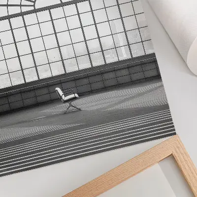 Minimalistischer Stuhl mit großen Bogenfenstern
