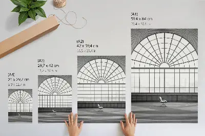 Minimalistischer Stuhl mit großen Bogenfenstern