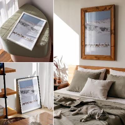 Wandposter Rentiere vor der Kulisse einer winterlichen Berglandschaft