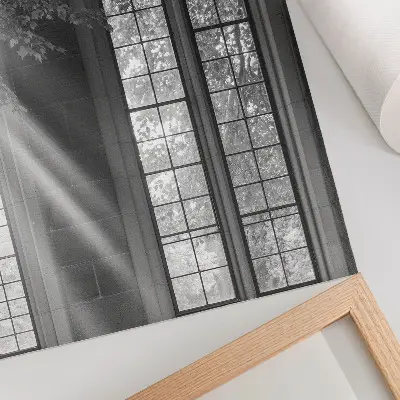 Poster Alte gotische Fenster mit geheimnisvollem Lichteinfall