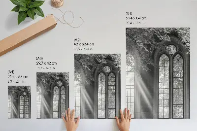 Poster Alte gotische Fenster mit geheimnisvollem Lichteinfall