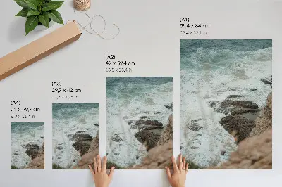Poster mit Meereswellen und einer felsigen Küste in Türkistönen