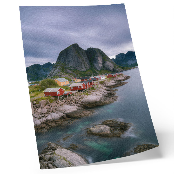 Kunstdruck leinwand Rote Häuser, Berge, Wasser im Hintergrund, friedliche Atmosphäre