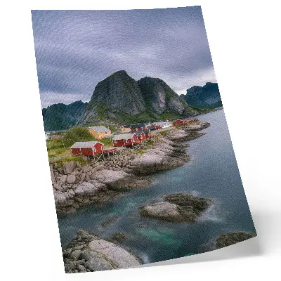 Leinwand-Kunstdruck mit roten Häusern, Bergen und Wasser im Hintergrund in friedlicher Atmosphäre