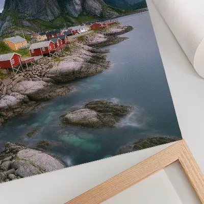 Leinwand-Kunstdruck mit roten Häusern, Bergen und Wasser im Hintergrund in friedlicher Atmosphäre