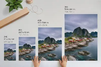 Leinwand-Kunstdruck mit roten Häusern, Bergen und Wasser im Hintergrund in friedlicher Atmosphäre
