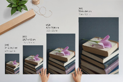Kunstdruck leinwand Ein Bücherstapel mit einer zarten Blume darauf.