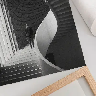 Poster Wendeltreppe in Backstein-Optik mit minimalistischem Kontrast