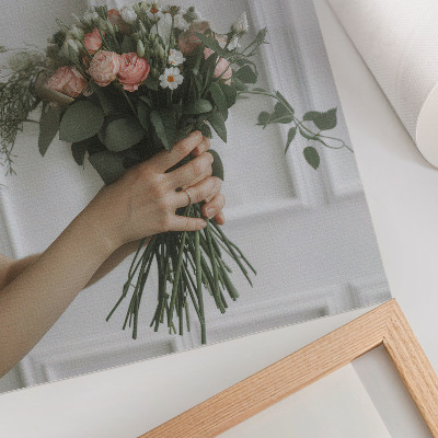Kunstdruck leinwand Ein Rosenstrauß vor einer weißen Wand