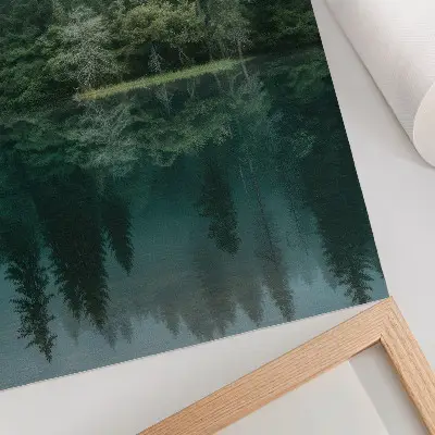 Poster grüne Waldtiefen mit Nebelspiegelung im Wasser