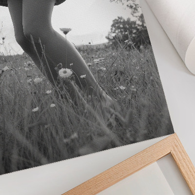 Poster Eine Schwarzweißfotografie einer Wiese voller Harmonie und Frieden.