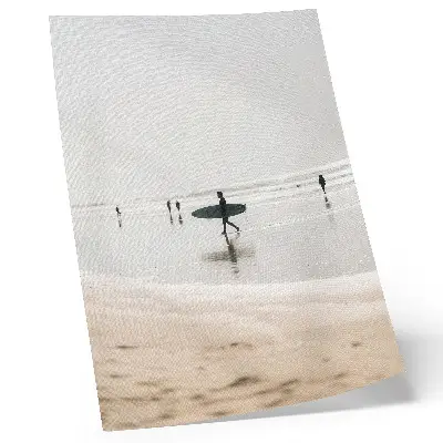 Leinwand-Kunstdruck ein Surfer mit Surfbrett am Strand