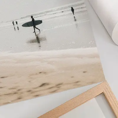 Leinwand-Kunstdruck ein Surfer mit Surfbrett am Strand