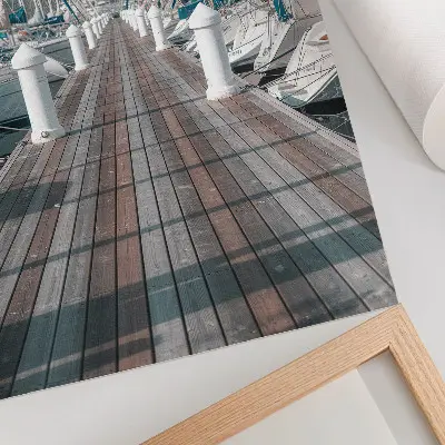 Poster mit Marina, Yachten und Steg unter blauem Himmel in symmetrischer Optik