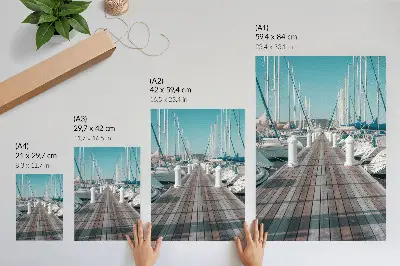 Poster mit Marina, Yachten und Steg unter blauem Himmel in symmetrischer Optik