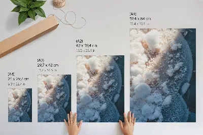 Leinwand-Kunstdruck mit Eiskristallen in Weiß- und Blautönen für winterliches Ambiente