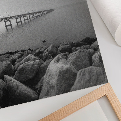 Poster Friedliche Landschaft, Brücke, felsiger Strand, grauer Himmel