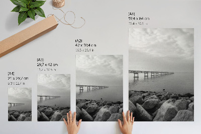 Poster Friedliche Landschaft, Brücke, felsiger Strand, grauer Himmel