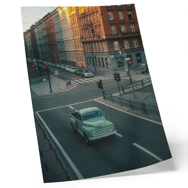 Poster mit Mietshäusern, Retro-Autos und Sonnenuntergangsstimmung