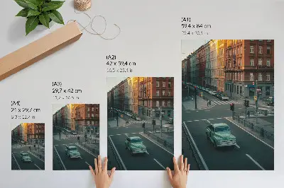 Poster mit Mietshäusern, Retro-Autos und Sonnenuntergangsstimmung