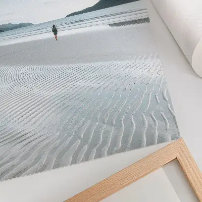 Wandposter mit Motiv eines Strandes am Morgen bei Wellengang und feinem Sand