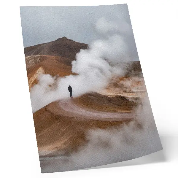 Poster braune Berge mit dampfendem Nebel in einer einsamen Wanderlandschaft