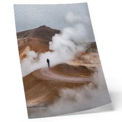 Poster braune Berge mit dampfendem Nebel in einer einsamen Wanderlandschaft