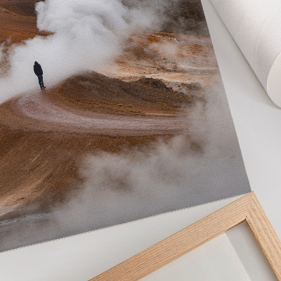 Poster Braune Berge, dampfende Nebel, einsame Wandererlandschaft