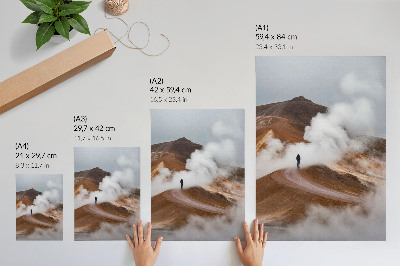 Poster Braune Berge, dampfende Nebel, einsame Wandererlandschaft