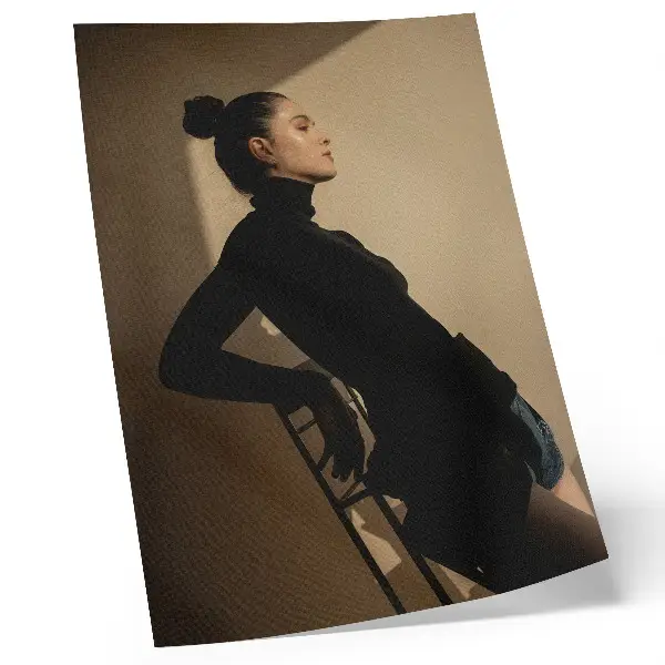 Wandposter dunkle Silhouette einer Frau mit Lichtstrahl als Symbol für Frieden