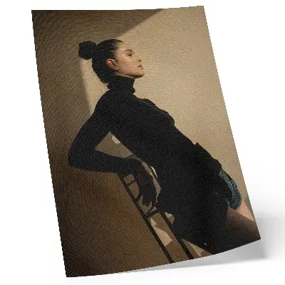 Wandposter dunkle Silhouette einer Frau mit Lichtstrahl als Symbol für Frieden