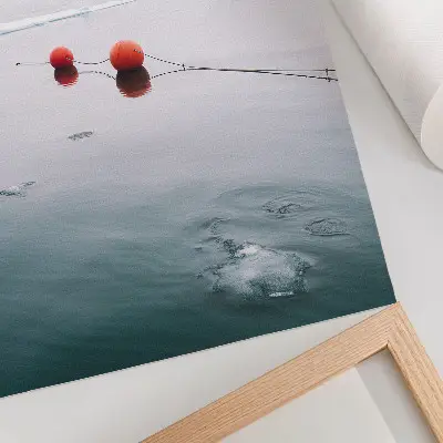Leinwand-Kunstdruck Eisbojen im Wasser vor orangefarbenem, kaltem Hintergrund