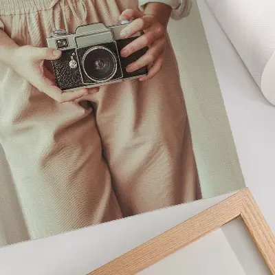 Wandposter mit einer stilvollen Retro-Kamera auf hellem Stoff