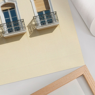 Kunstdruck leinwand Cremefarbene Fassade, schwarz-weiße Fenster, klassischer Stil