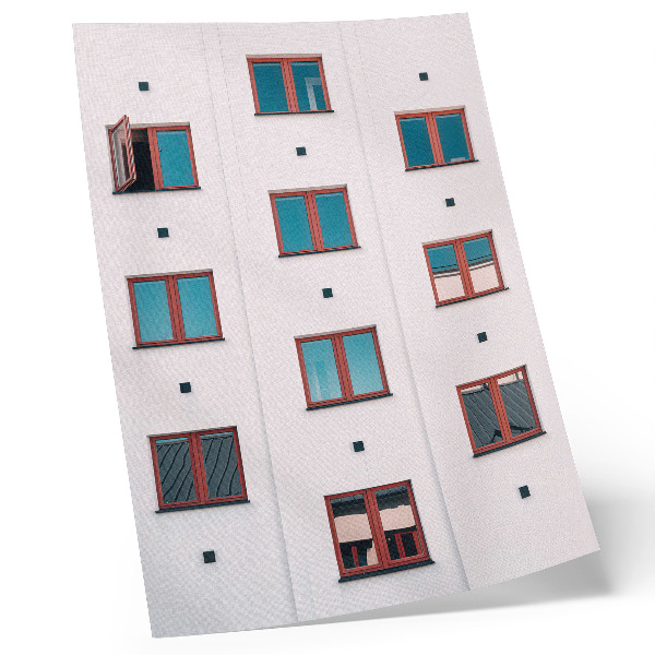 Wandposter Orangefarbene Rahmen, blaue Fenster, weiße Fassade
