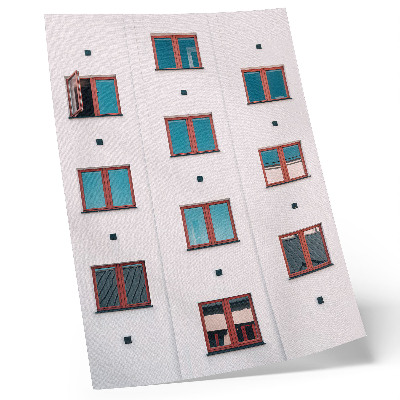 Wandposter Orangefarbene Rahmen, blaue Fenster, weiße Fassade