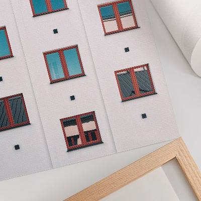 Wandposter Orangefarbene Rahmen, blaue Fenster, weiße Fassade