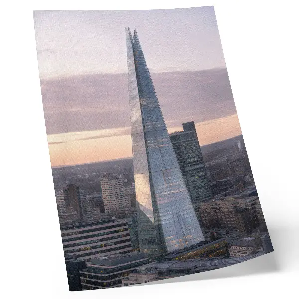 Wandposter mit einem Wolkenkratzer im Sonnenuntergang als Kontrast zur Stadt
