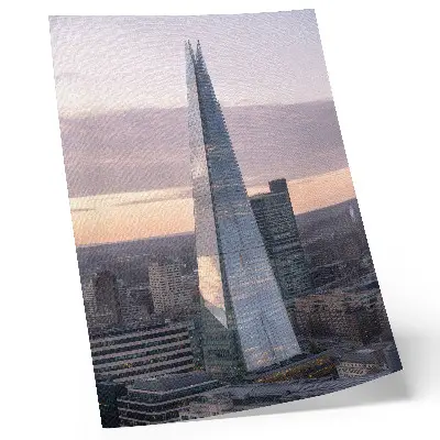 Wandposter mit einem Wolkenkratzer im Sonnenuntergang als Kontrast zur Stadt